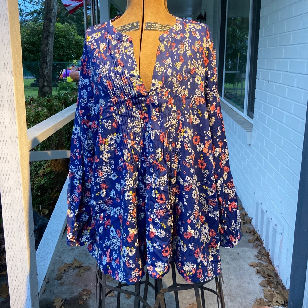 NWOT Old Navy long sleeve peasant top.